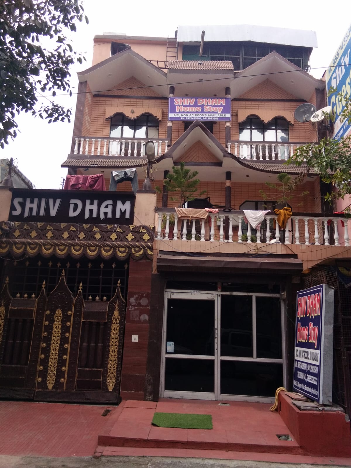 Front entrance and balconies of Shiv Dham Home Stay in Haridwar